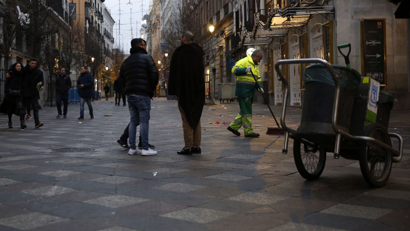 Un operario de los servicios de limpieza barre en la madrileña calle Arenal. (EFE)