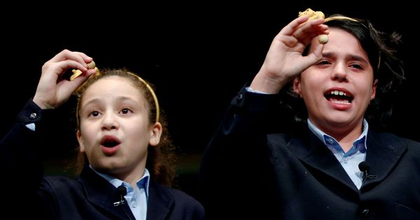 Foto: Las dos niñas que han cantado el Gordo de este año. (Reuters)