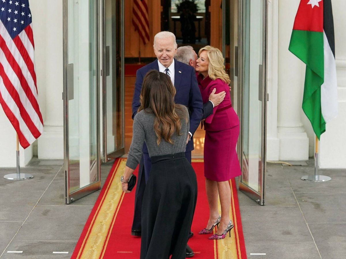 Foto: Joe Biden, saludando a la reina Rania. (Reuters/Kevin Lamarque)
