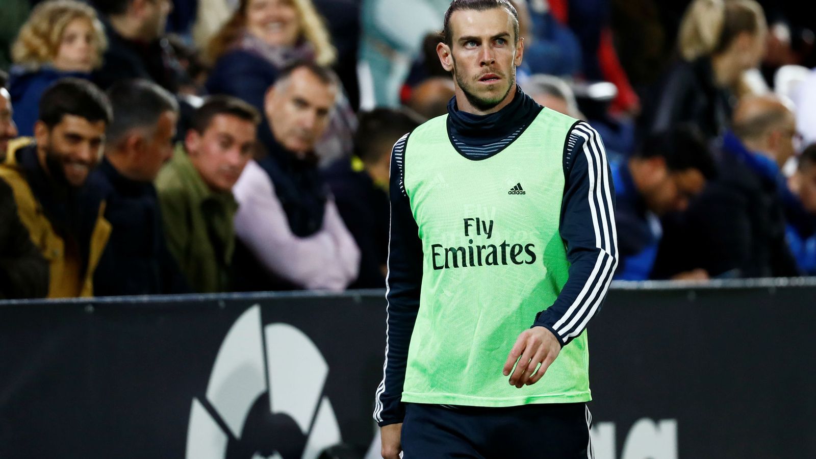 Foto: Gareth Bale, con gesto serio y enfadado, en la banda mientras calienta antes de salir contra el Leganés. (EFE)