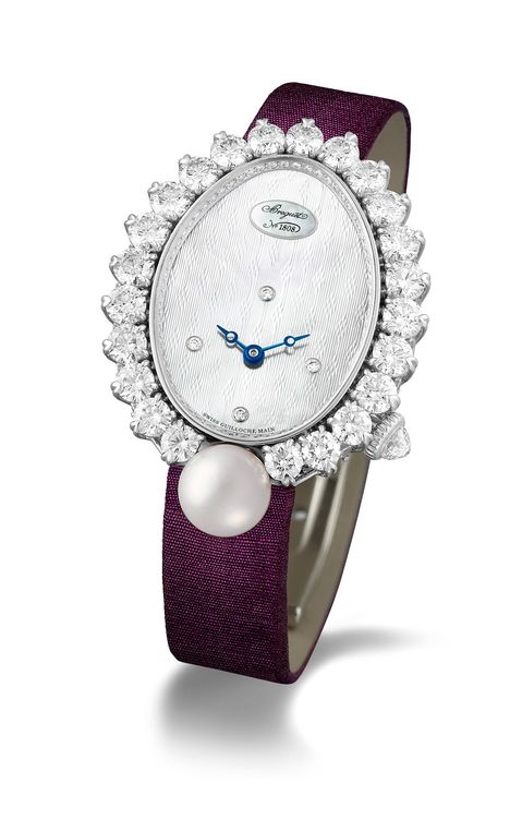 Los diamantes talla brillante aparecen engastados rodeando al cristal de la esfera del reloj.