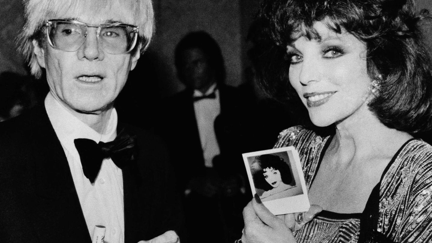 Andy Warhol con Joan Collins y sus famosas polaroids. (Gtres) 
