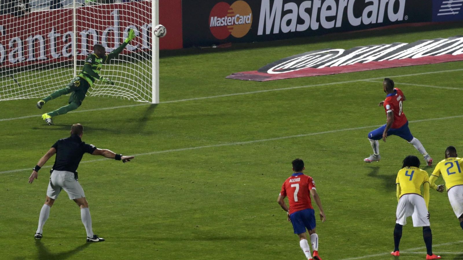 Foto: Vidal marca el primer gol de Chile en la Copa América desde los once metros.