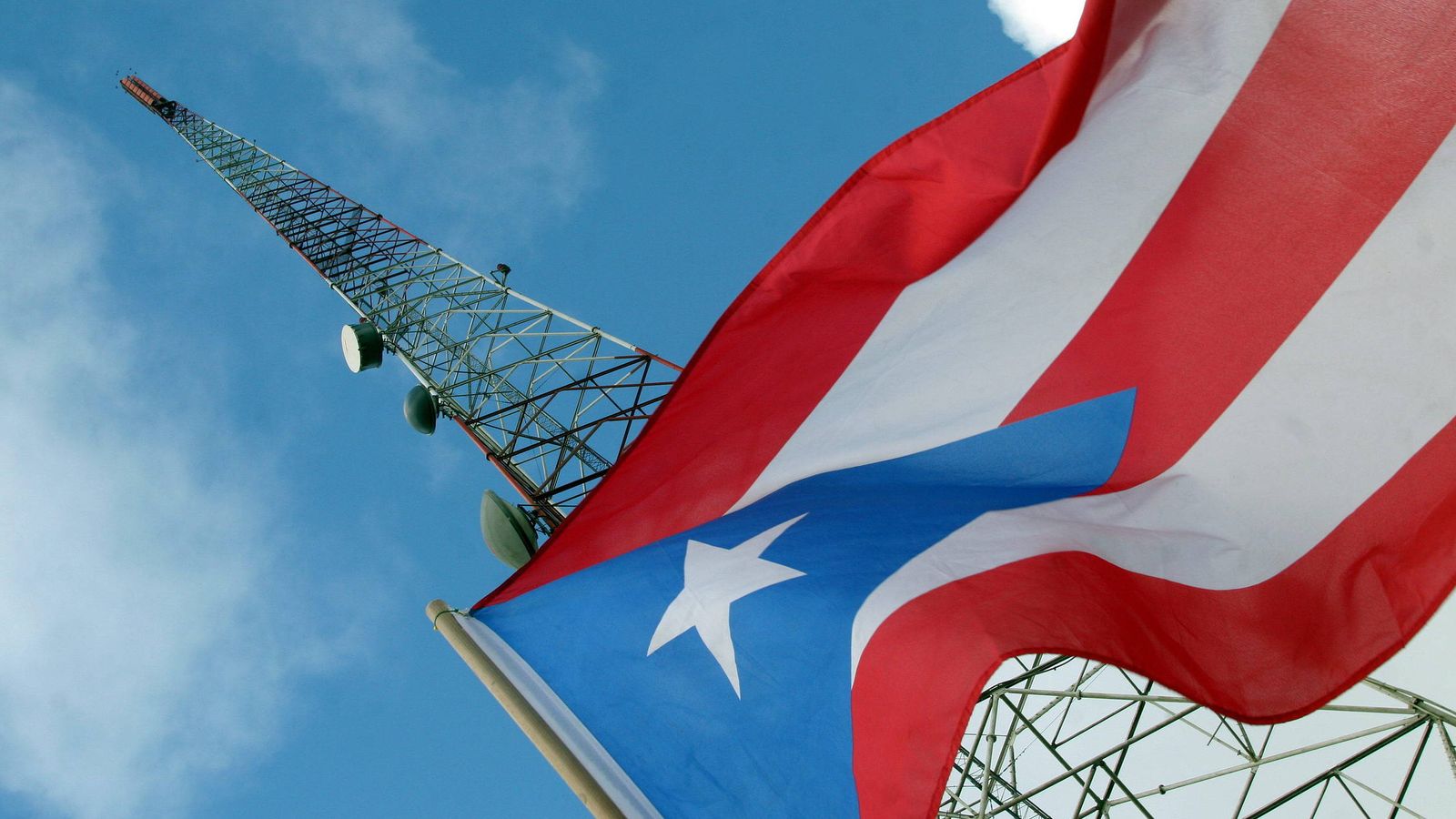 Foto: La bandera de Puerto Rico ondea en la localidad Jayuya durante una manifestación. (Efe) 