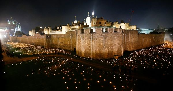 Foto: El foso de la Torre de Londres, iluminado con miles de velas (Reuters/Henry Nicholls)
