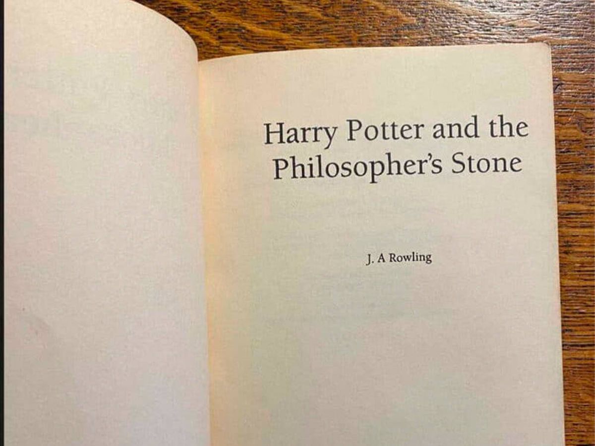 Foto: Compró una edición única de 'Harry Potter' por unos céntimos y ha vendido el libro 27 años después por 16.800 euros (Hansons Auctioneers)