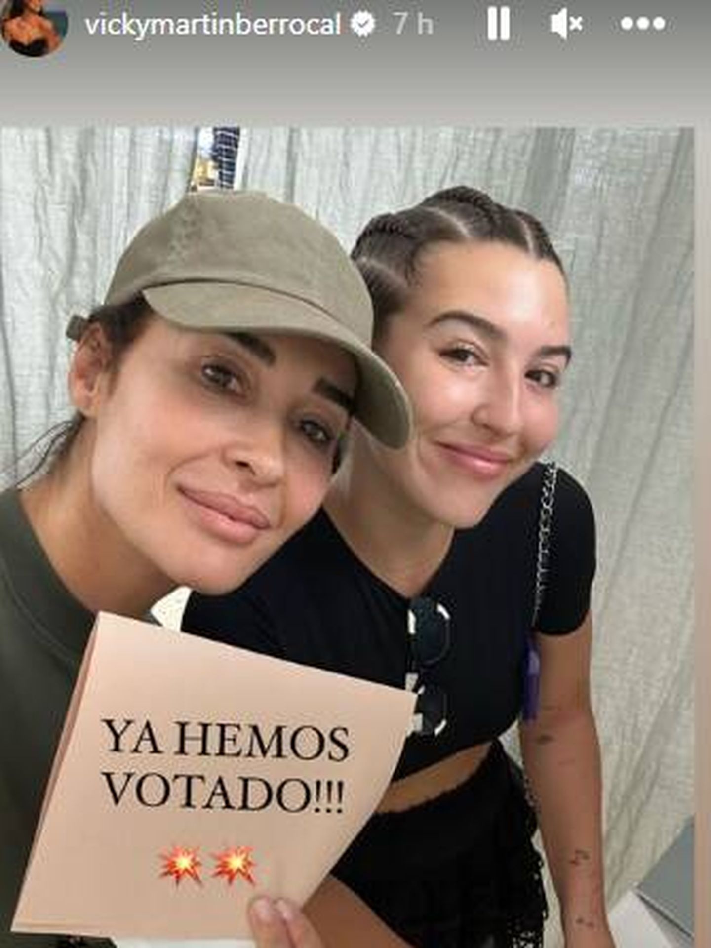 Vicky Martín Berrocal y su hija, votando. (IG)