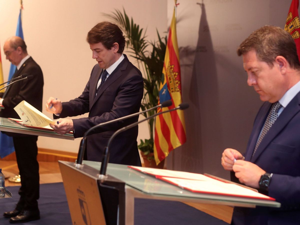 Foto: Los presidentes de Aragón (Lambán), Castilla y León, (Fernández Mañueco) y de Castilla-La Mancha, (García-Page), de izquierda a derecha, en Soria. (EFE)