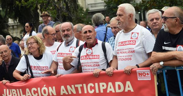 Foto: Concentración de pensionistas frente al Congreso. (EFE)
