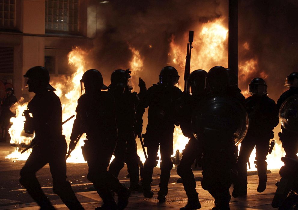 Foto: Los Mossos d'Esquadra disuelven la manifestación en la Rambla del Raval (Barcelona), por el desalojo del centro de Can Vies. (EFE)