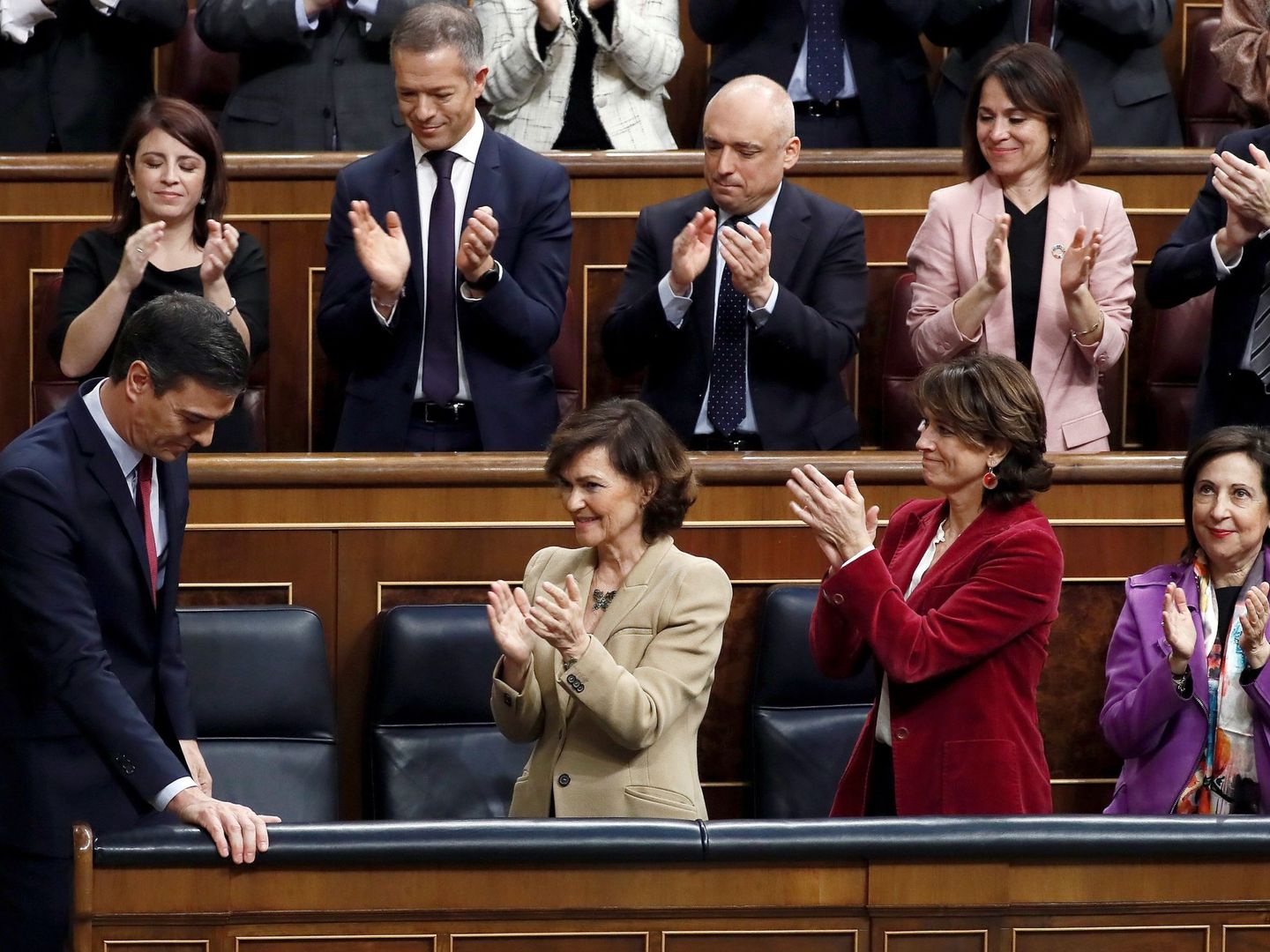 Pedro Sánchez es aplaudido por la vicepresidenta, Carmen Calvo, y las ministras Dolores Delgado y Margarita Robles, el pasado 7 de enero tras su intervención en el Congreso en la sesión de investidura. (EFE)