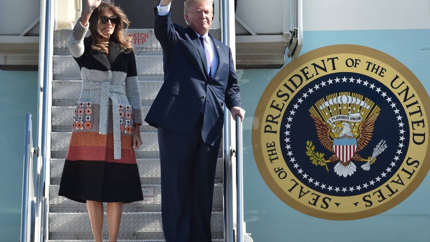 Melania Trump, junto a su marido, con abrigo de Fendi tras aterrizar en Japón. (EFE)