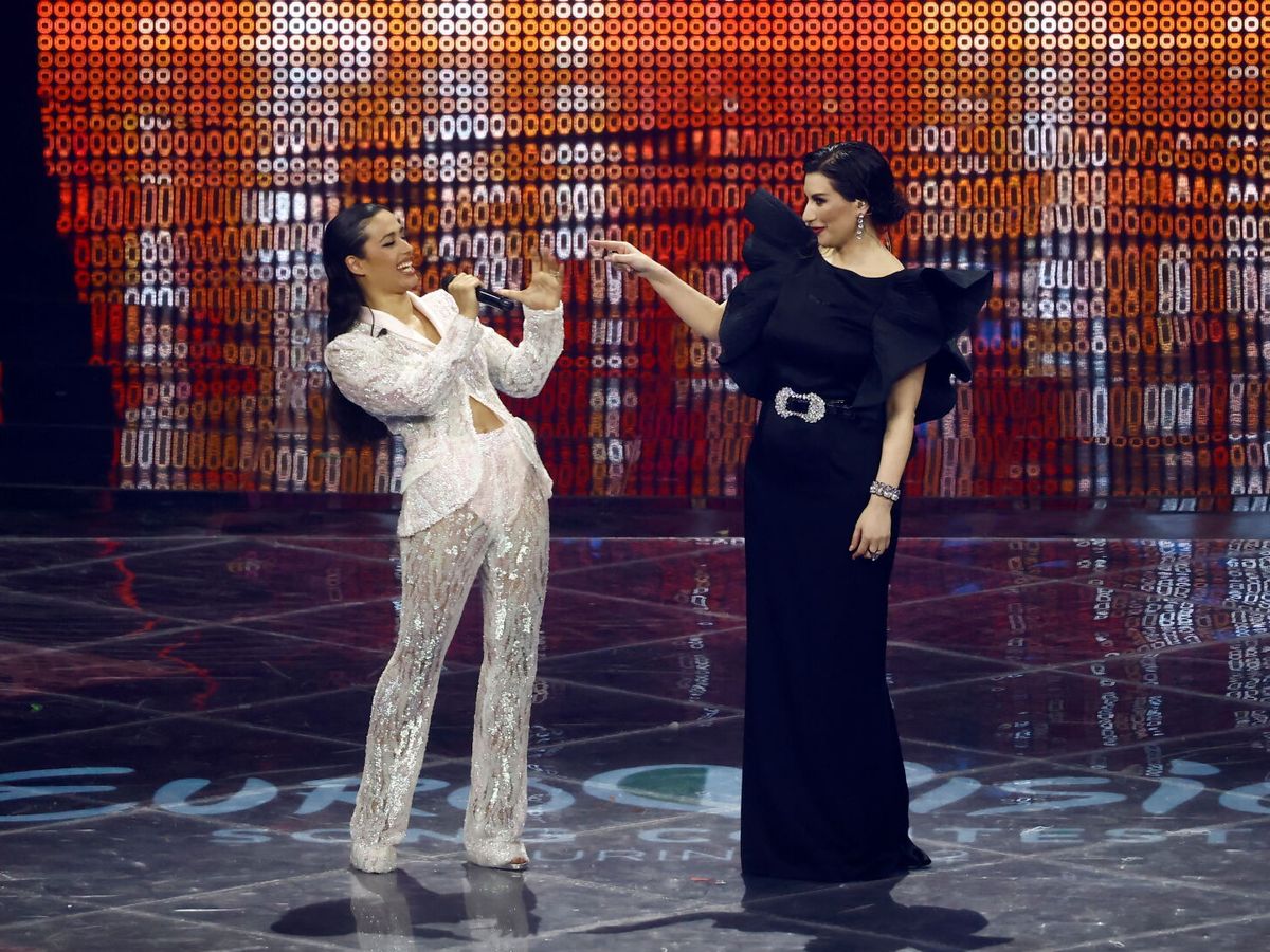 Foto: Chanel y Laura Pausini en Eurovisión. (Reuters/Yara Nardi)
