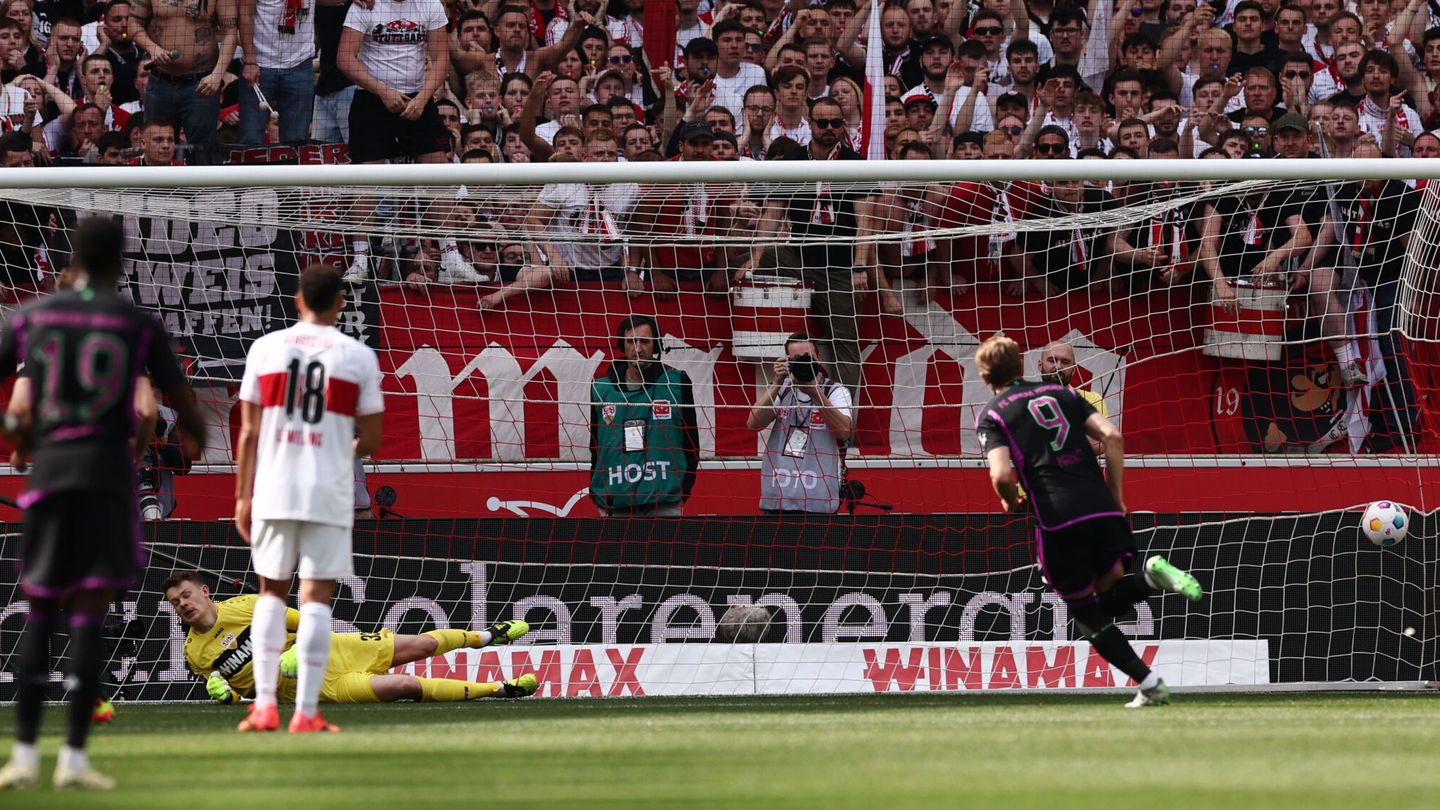 Harry Kane anota el penalti frente al Stuttgart. (EFE/EPA/Anna Szilagyi)