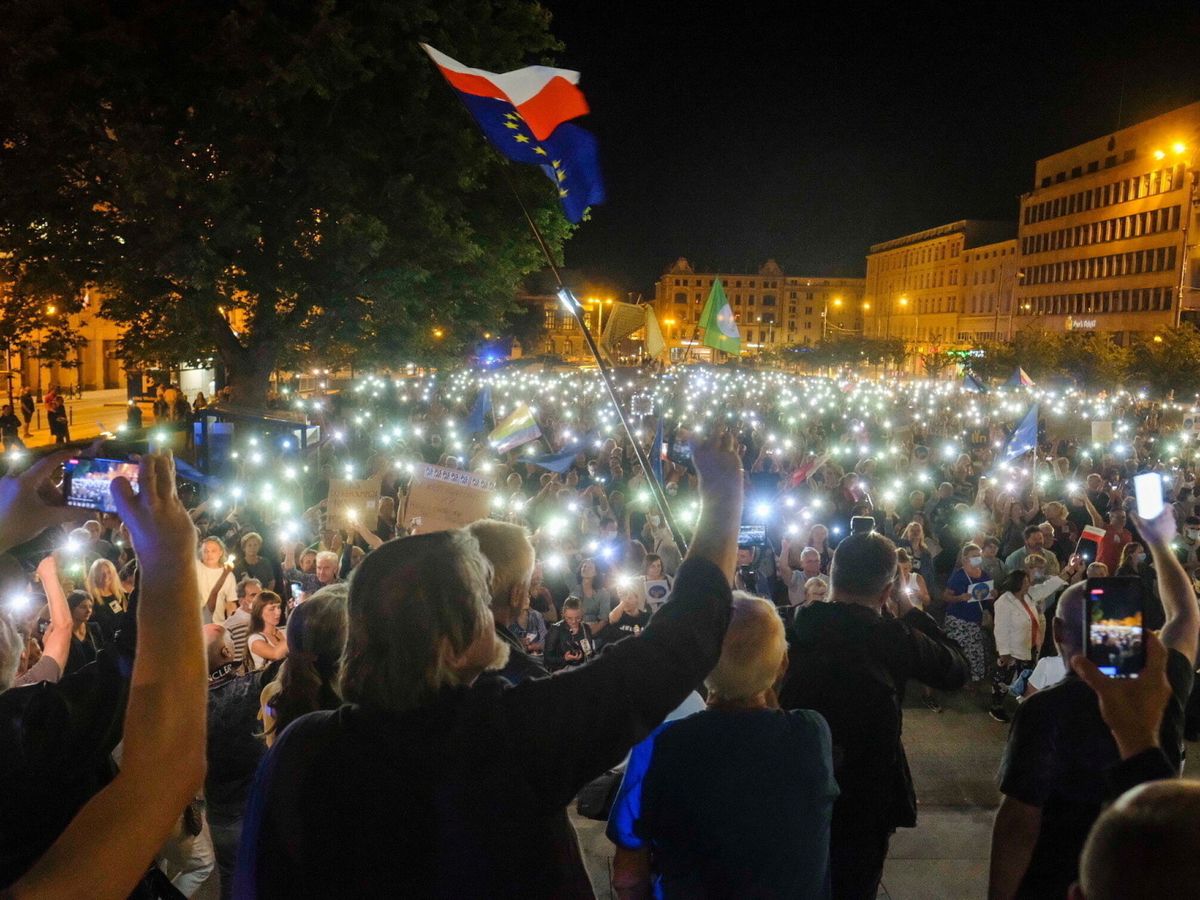 Foto: Protesta contra la última ley del Gobierno polaco en Poznan. (Reuters)