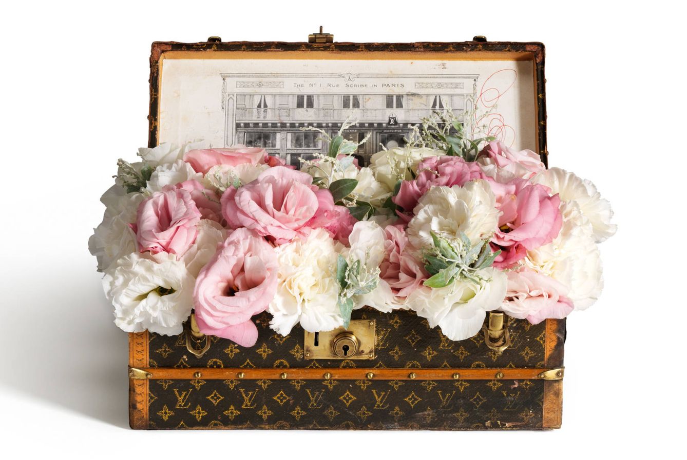 El baúl de flores se convirtió en un obsequio de la firma para sus clientas más fieles. (Imagen: Cortesía Louis Vuitton)