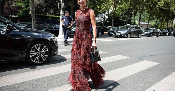 Foto: Gala González en su camino al desfile de Christian Dior. (Cordon Press)