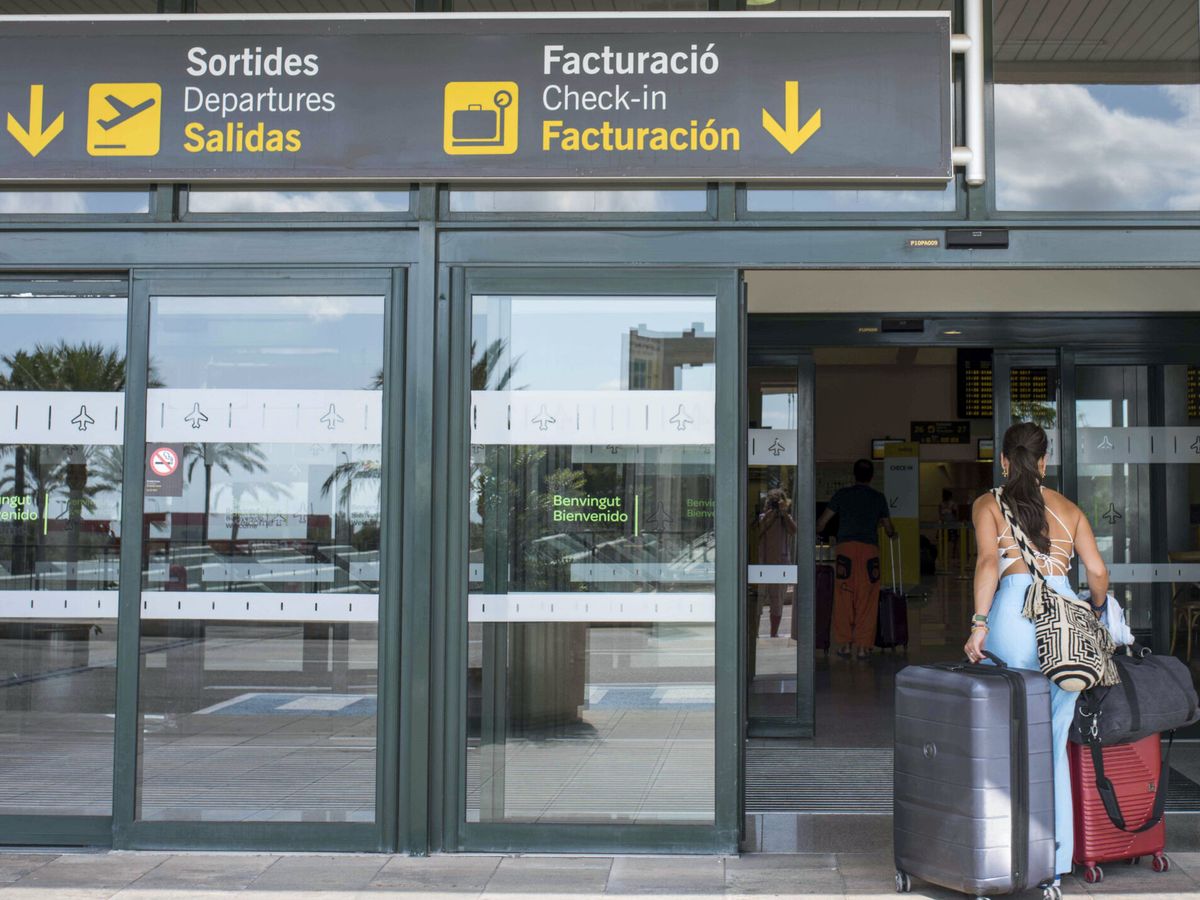 Foto: Mujer entrando al aeropuerto de Menorca (EFE/David Arquimbau Sintes)