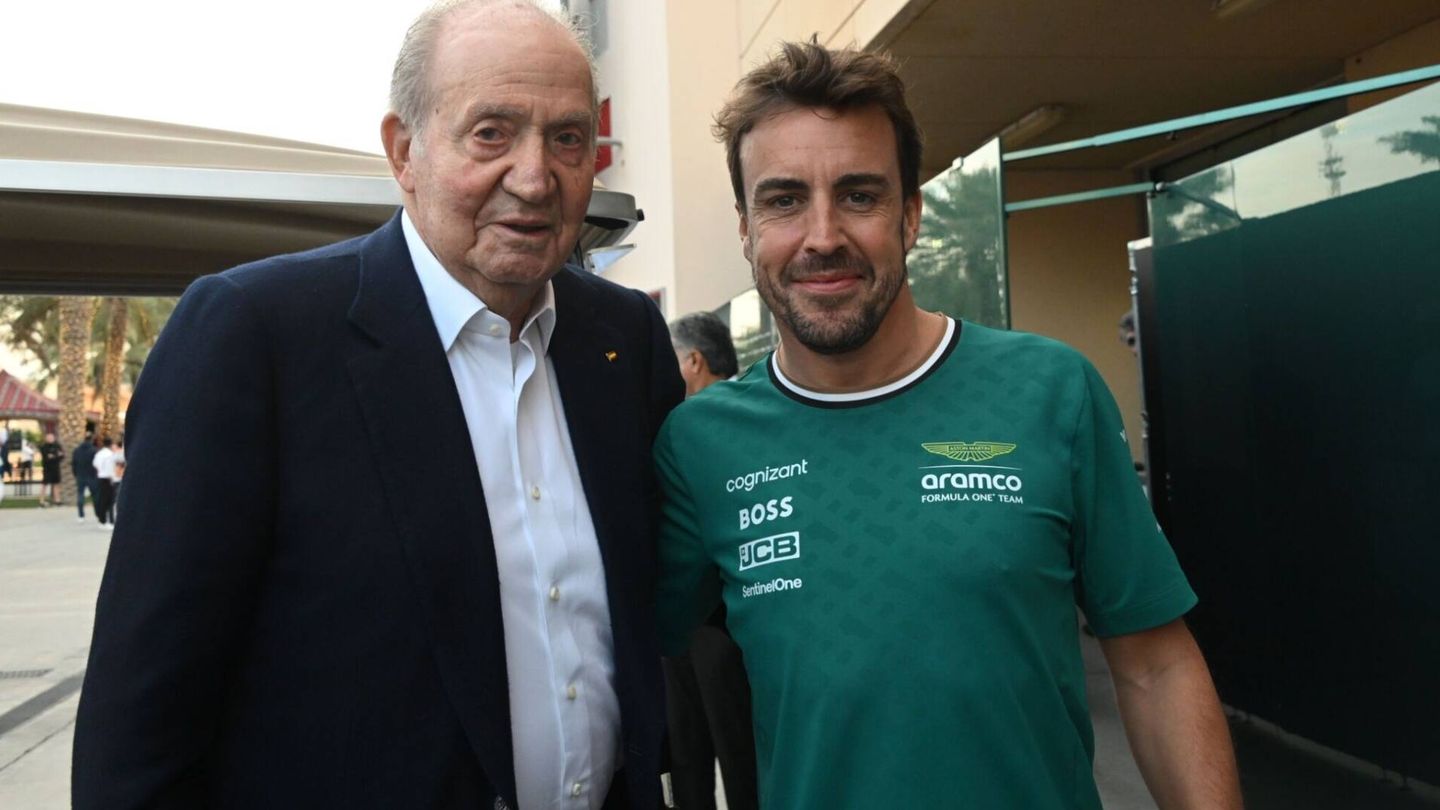 El rey Juan Carlos I posa junto a Fernando Alonso en Baréin. (EFE)