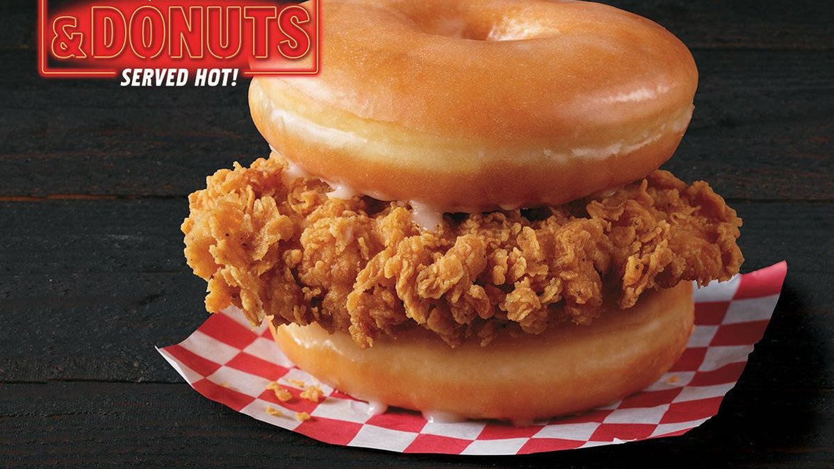 ¿Te imaginas un sándwich de donuts y pollo frito? KFC lo ha creado 