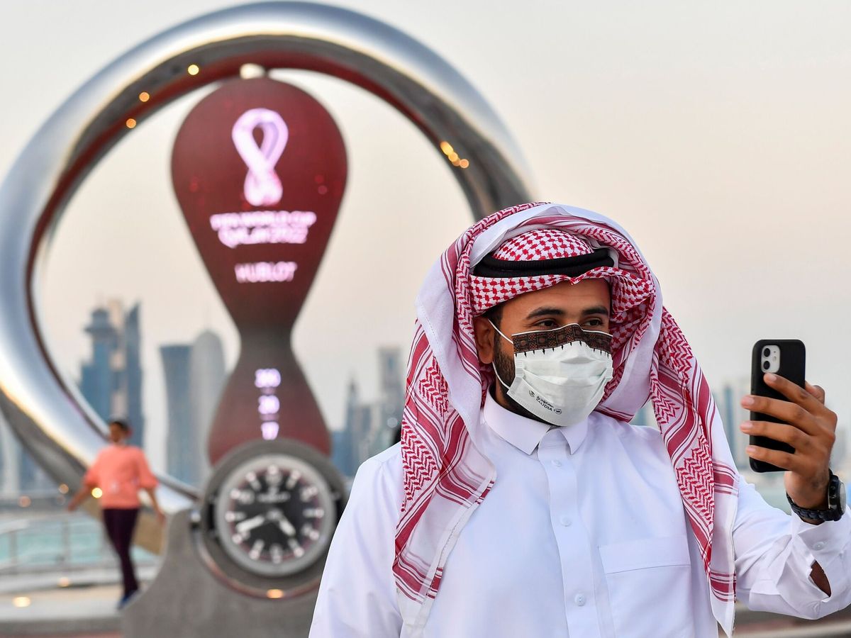 Foto: Un hombre se hace un 'selfie' junto al reloj que da la cuenta atrás para el Mundial de Qatar (EFE/EPA/Thekkayl)