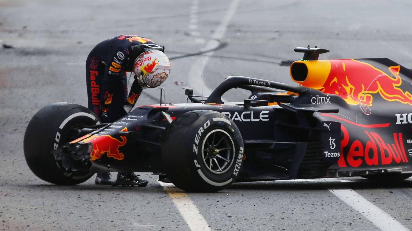 Verstappen, totalmente abatido por perder la carrera a tres vueltas del final. (Reuters)