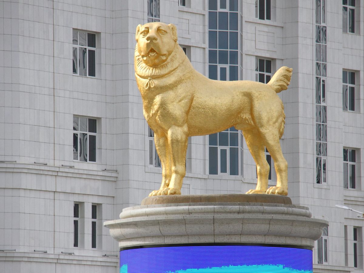 Foto: La nueva estatua de oro en honor a un perro en Turkmenistán (REUTERS Vyacheslav Sarkisyan)