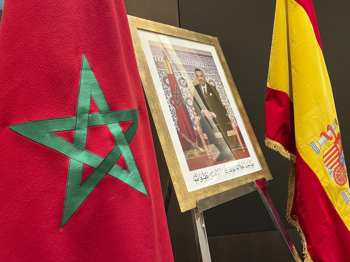 Foto: Fotografía del rey de Marruecos entre una bandera marroquí y otra española. (EFE/Mohamed Siali)