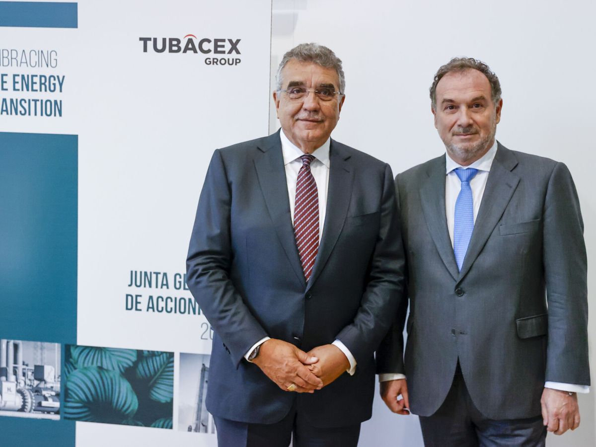 Foto: El ahora expresidente de Tubacex, Francisco Javier García (i), junto al CEO, Jesús Esmorís. (EFE/Luis Tejido)