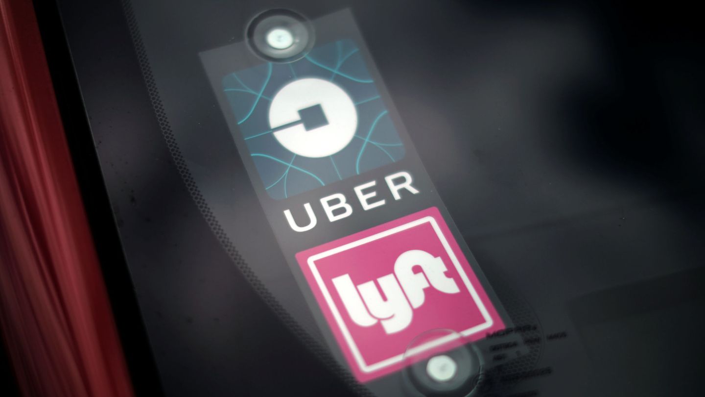 Un coche que trabaja con Uber y Lyft, en San Diego, California. (Reuters)