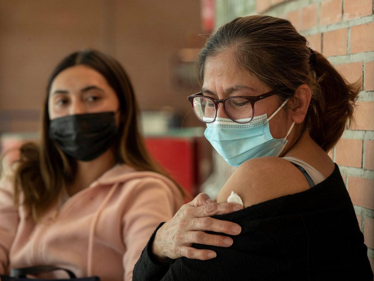 Foto: Una mujer, tras vacunarse este lunes con la tercera dosis. (EFE/Marcial Guillén)