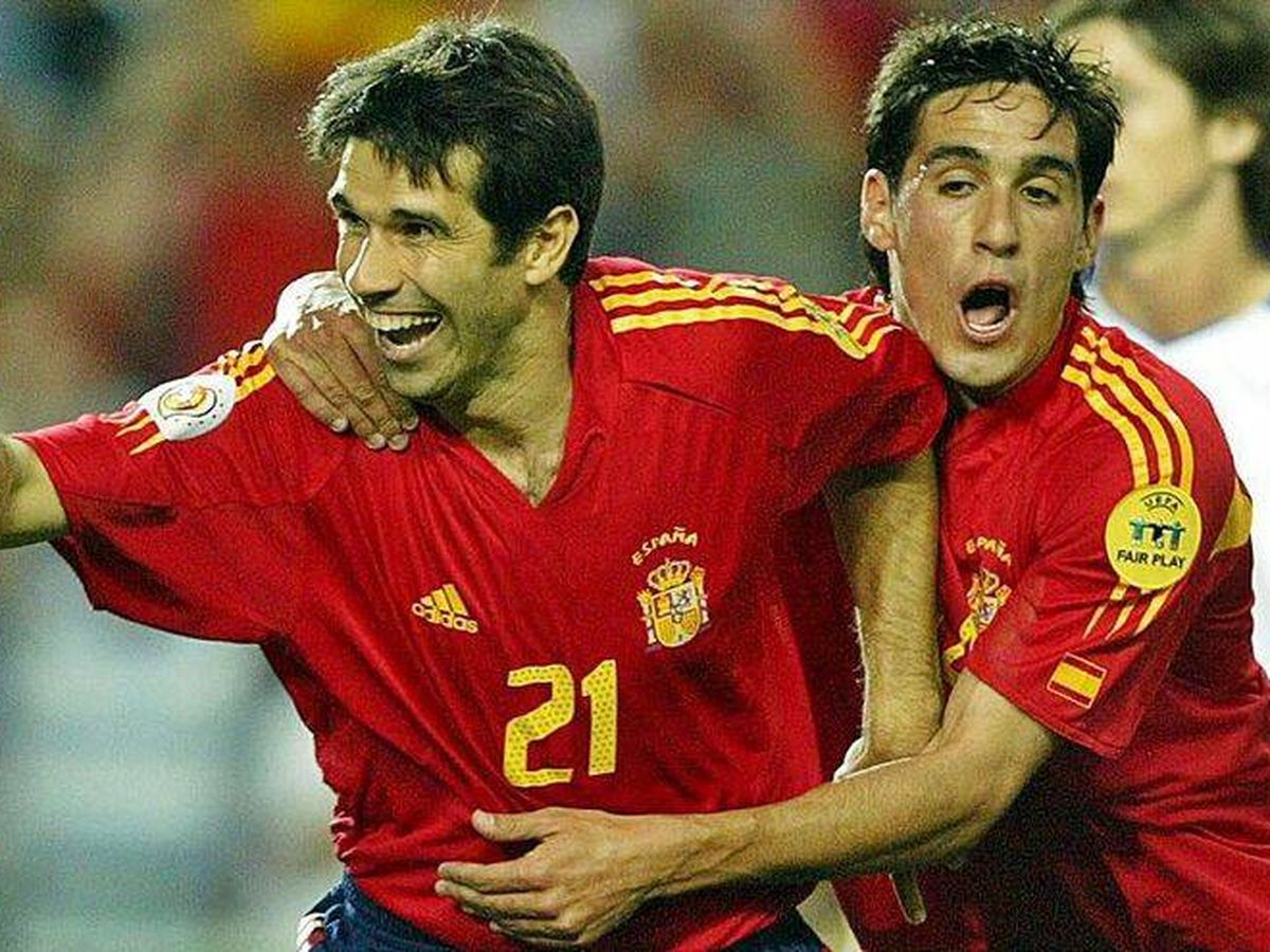 Foto: Valerón y Vicente celebran un gol en la Eurocopa de 2004. (EFE)