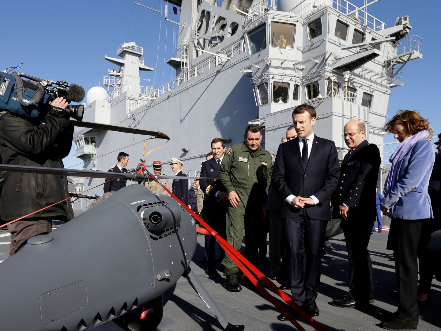 El presidente francés Emmanuel Macron ante uno de los drones del ejército francés. (Foto: Reuters)