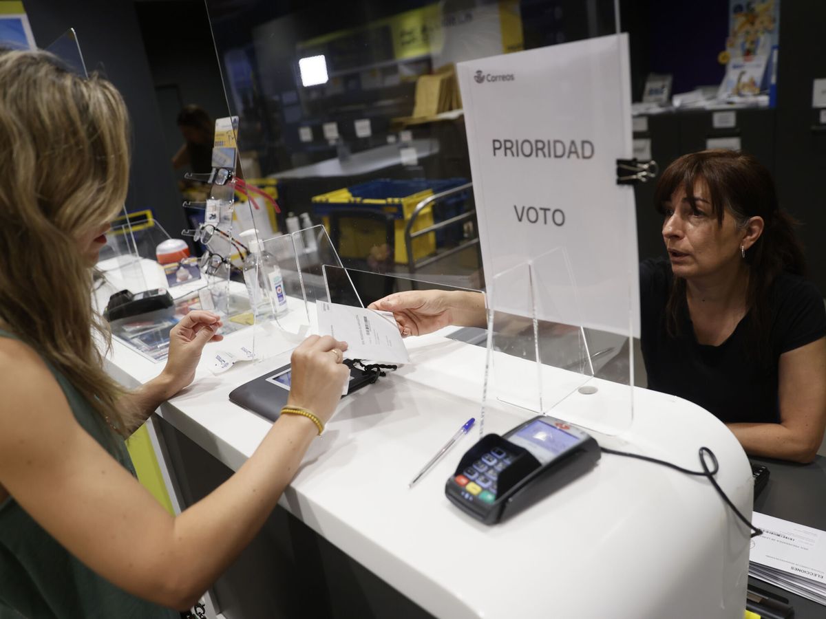 Foto: Una oficina de Correos de Madrid abierta con motivo de las votaciones postales. (EFE/Mariscal)