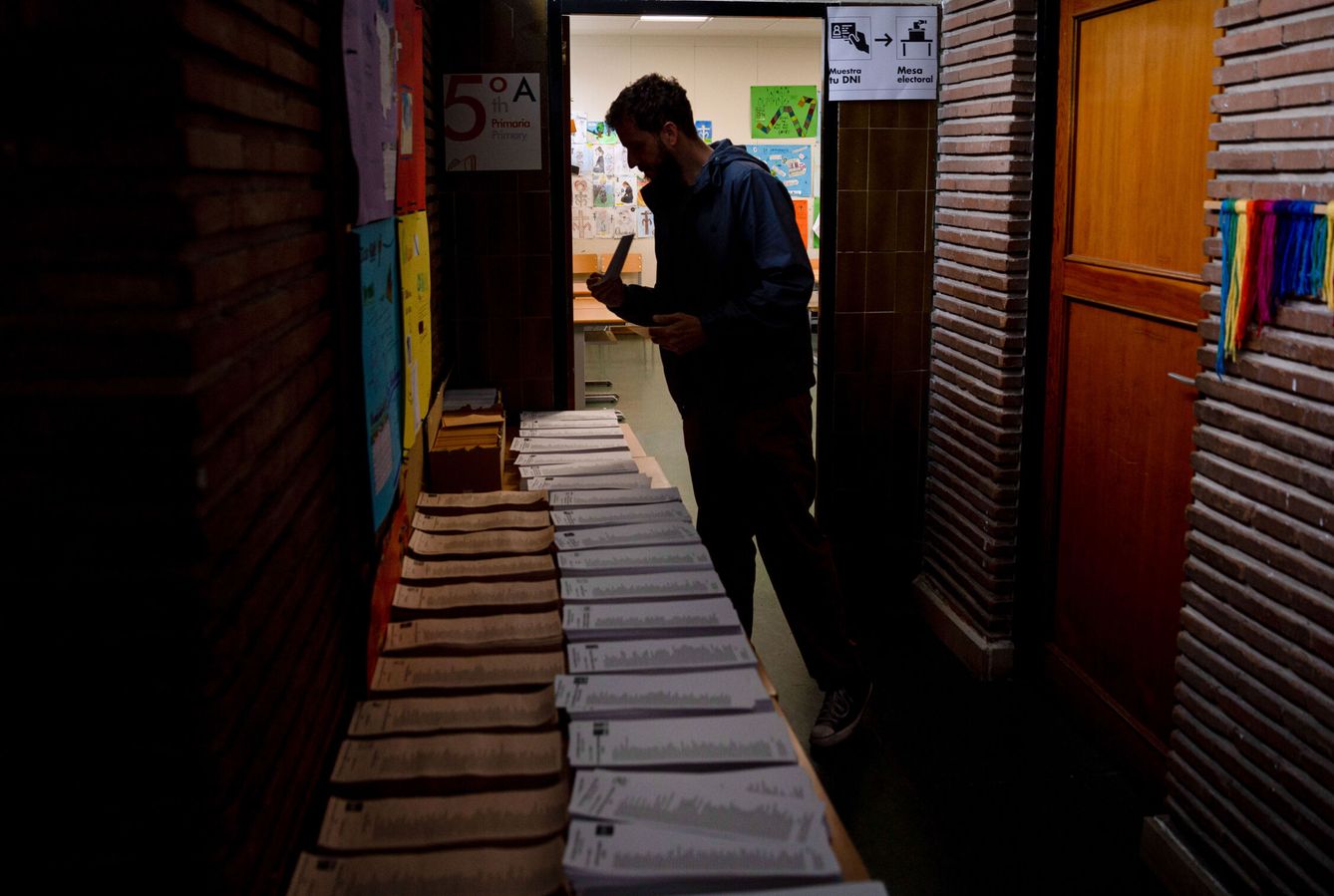 Un votante elige su opción en un colegio electoral de Madrid durante comicios de este 28M. (EFE/Daniel González) 