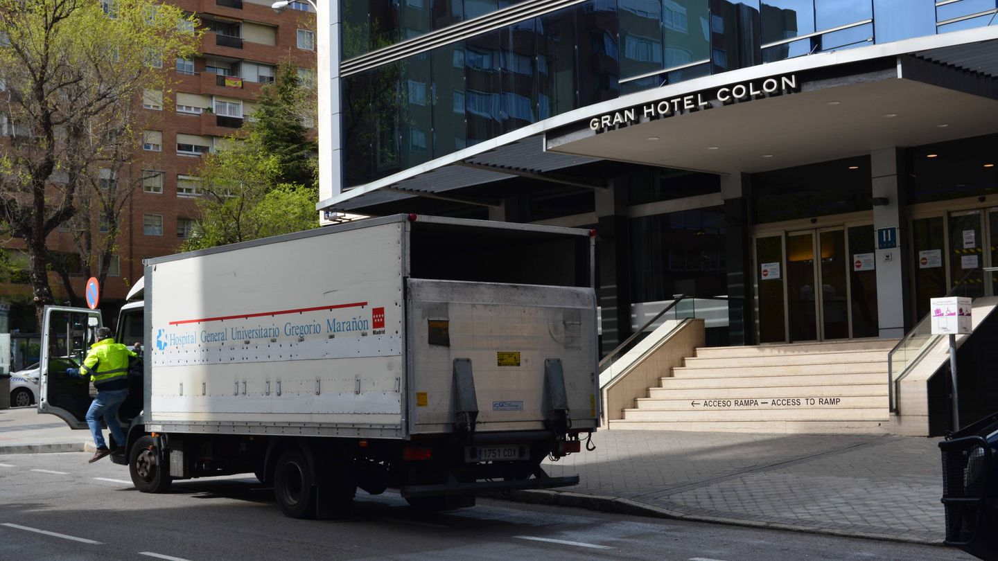 Un camión del Marañón se dispone a descargar material sanitario en el hotel medicalizado. (M. García)