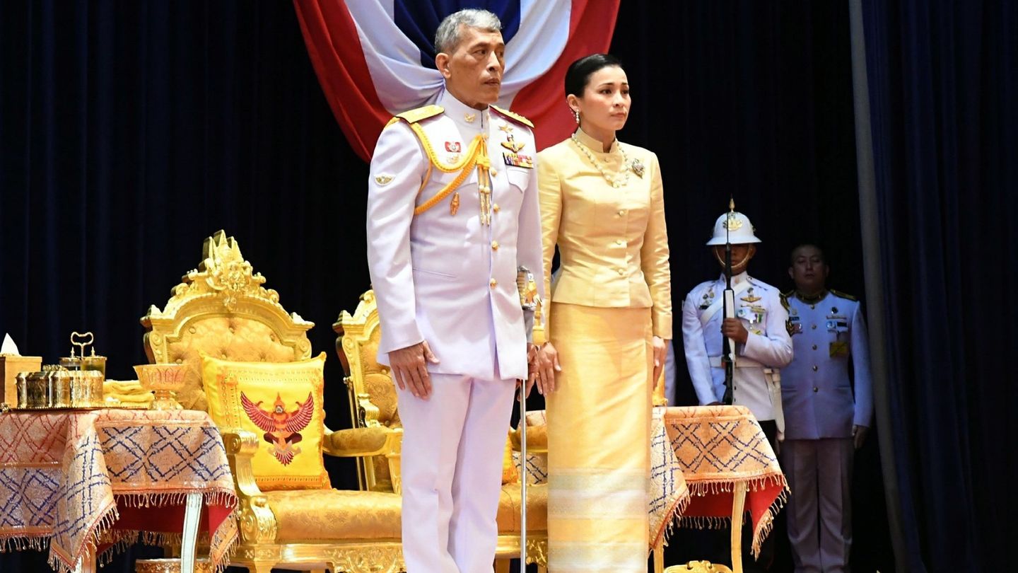 El rey de Tailandia, acompañado de la reina Suthida, preside la ceremonia de apertura de la primera asamblea del Parlamento. (EFE)
