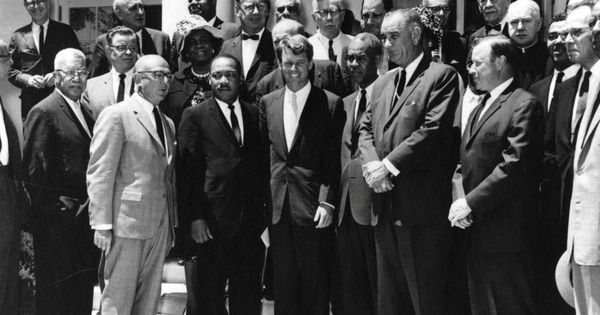 Foto: Robert F. Kennedy se cita con Martin Luther King en el jardín de la Casa Blanca en Washington D. C. (Reuters)