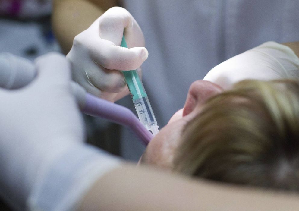 Foto: Hasta el 15% de españoles sufre aversión a la consulta del dentista. (Efe)