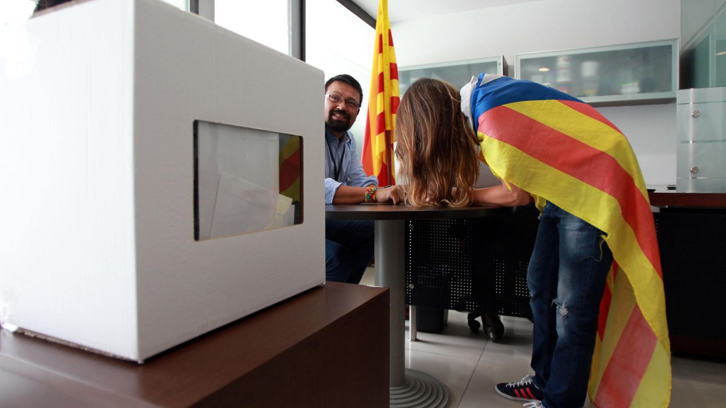 Una catalana vota en la consulta alternativa sobre la eventual independencia en 2014. (EFE)
