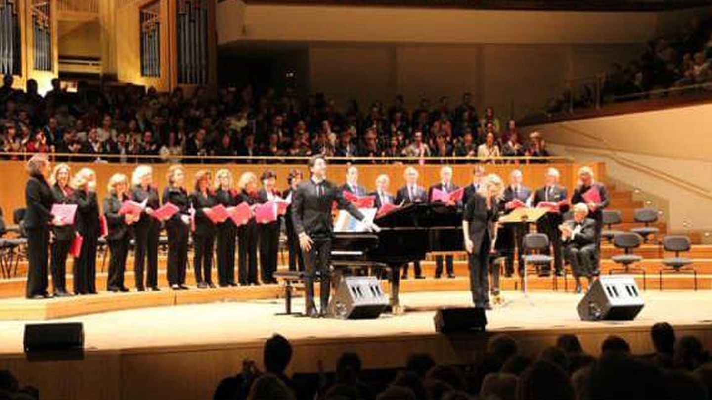 Foto del coro en el auditorio acompañando a un importante tenor para la fundación Prodis. (Cortesía)