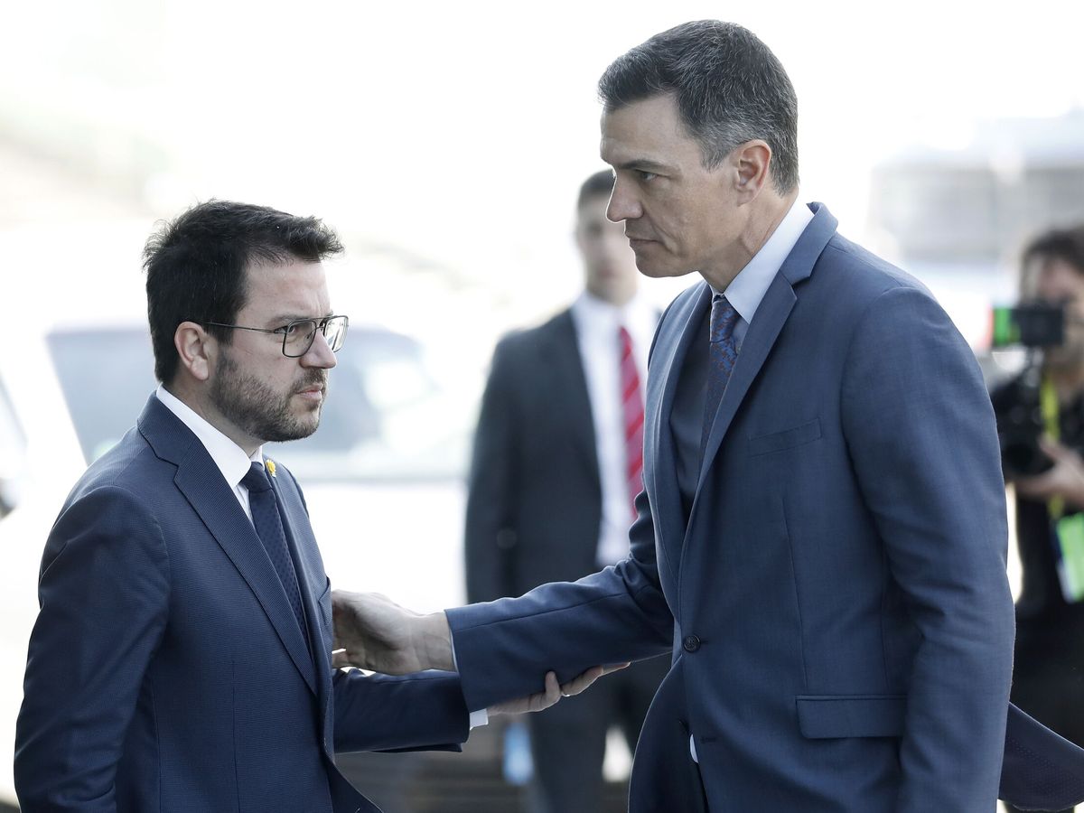 Foto: El presidente del Gobierno, Pedro Sánchez, conversa con el presidente de la Generalitat, Pere Aragonès. (EFE/Andreu Dalmau)