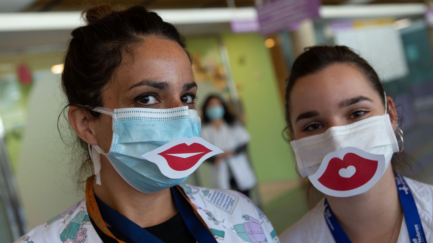 Personal sanitario con máscaras decoradas este miércoles, en el Hospital del Vall d'Hebrón de Barcelona. (EFE)