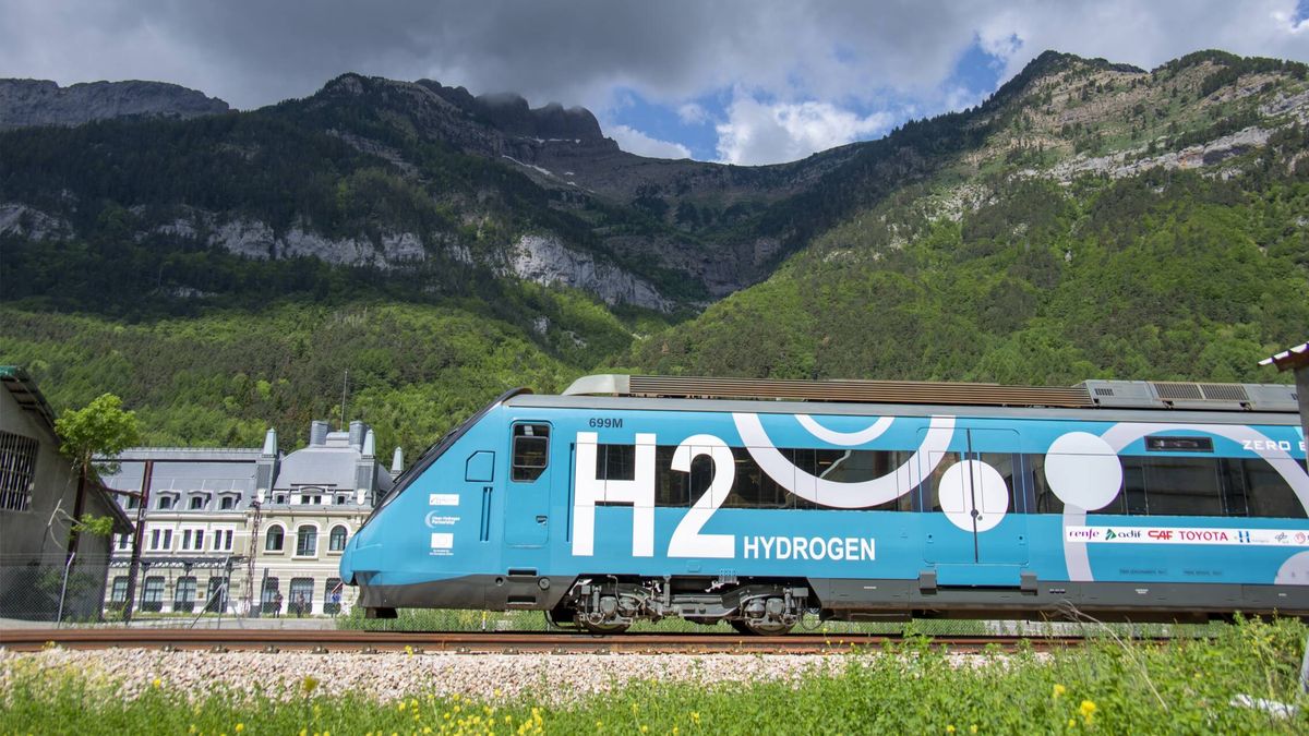 Ya circula por España el FCH2Rail, un tren de hidrógeno con pilas de combustible de Toyota