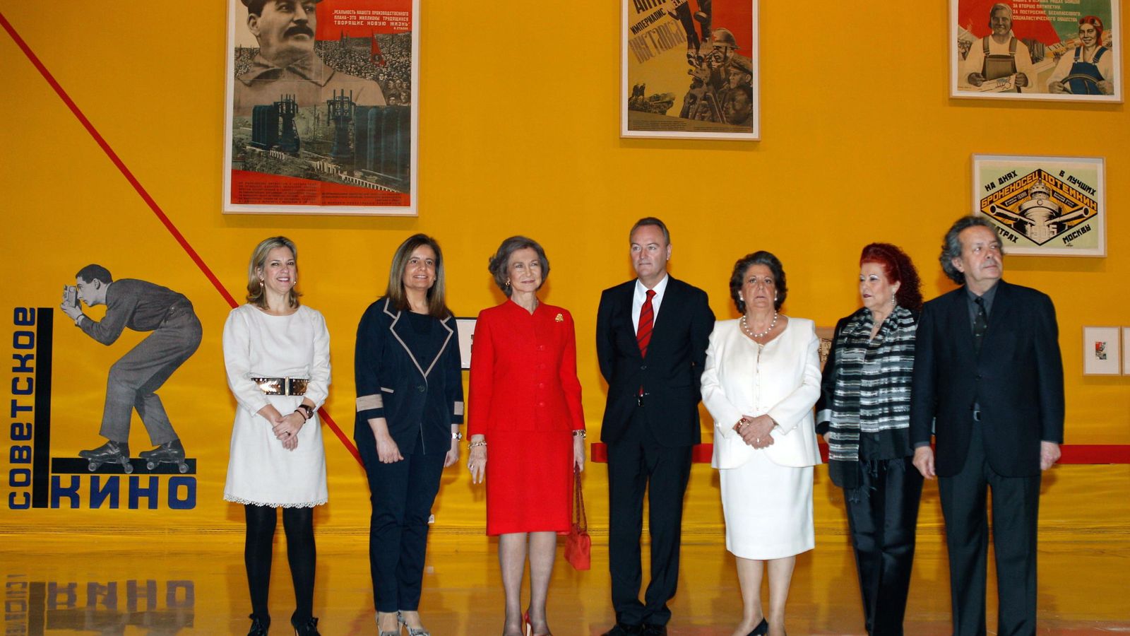 Foto: La reina Sofía junto a Alberto Fabra, Rita Barberá y Consuelo Ciscar, en la inauguración de la exposición-aniversario 25 años del IVAM. (EFE)