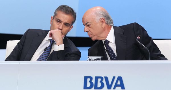 Foto: Francisco González (d) y Ángel Cano (i), conversan durante una junta general de accionistas. (EFE)