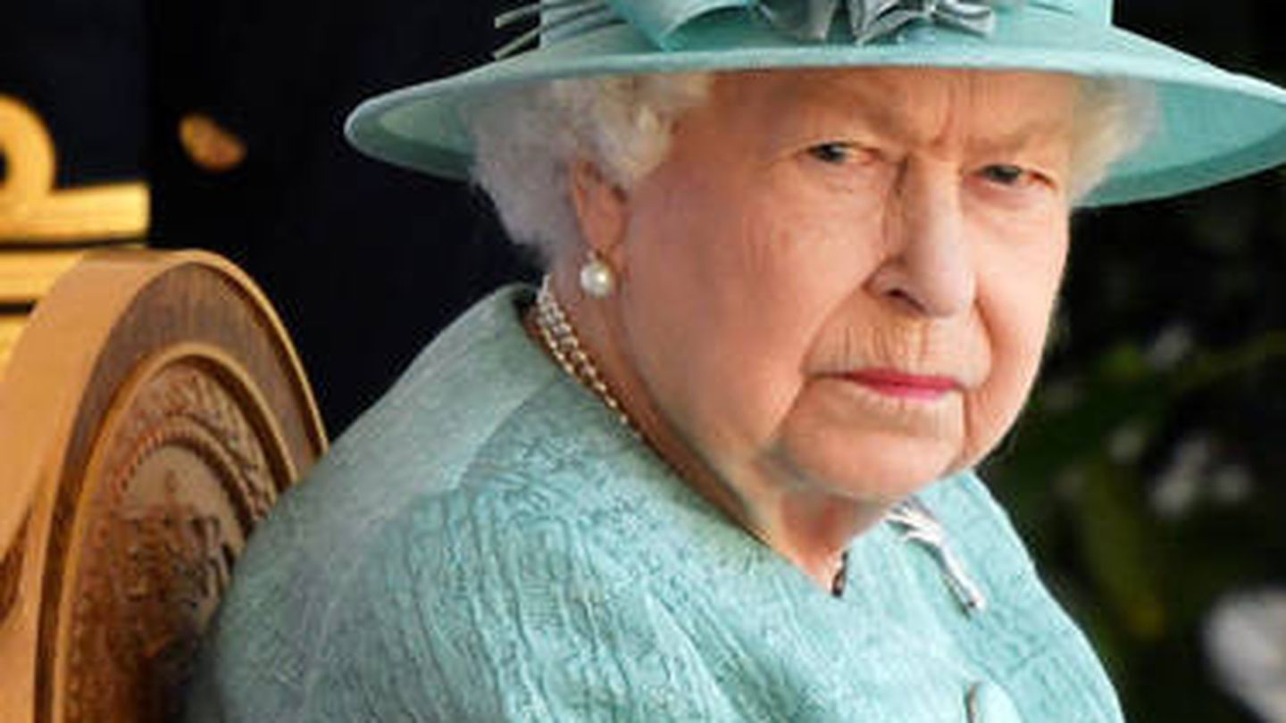 Isabel II asistiendo al 'Trooping the Colour 2020' sin su familia. (Getty)