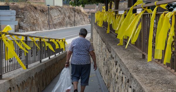 Foto: Una mujer camina rodeada de lazos amarillos en Vandellós (Tarragona). (D.B.)