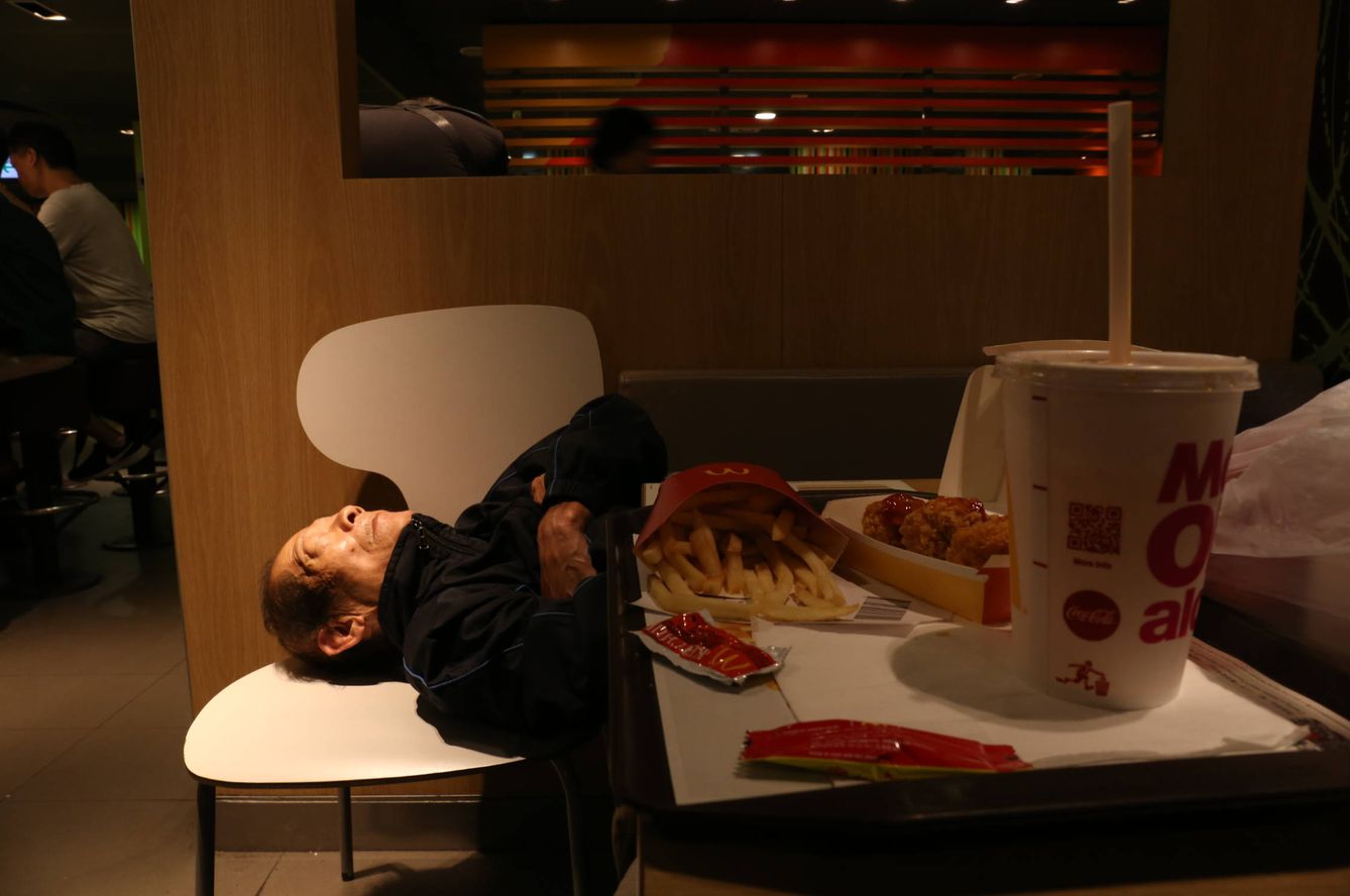 El amigo del señor Chung duerme en un McDonald's de Hong Kong. (I. Arana)