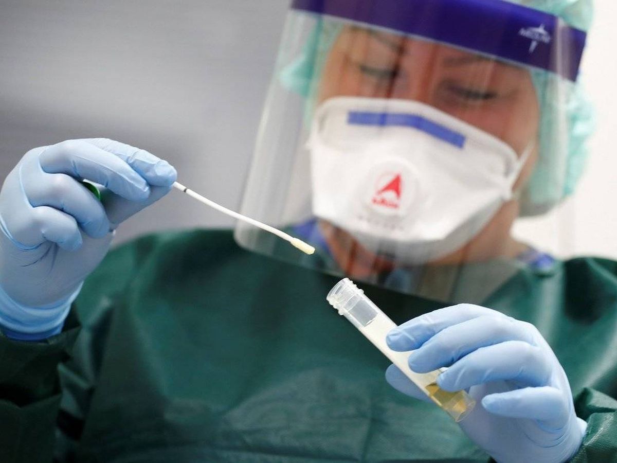 Foto: Una sanitaria hace un test rápido de coronavirus. (Reuters)